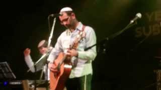 יוני גנוט - בסוף היום בהופעה