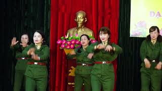 Bác Đang Cùng Chúng Cháu Hành Quân