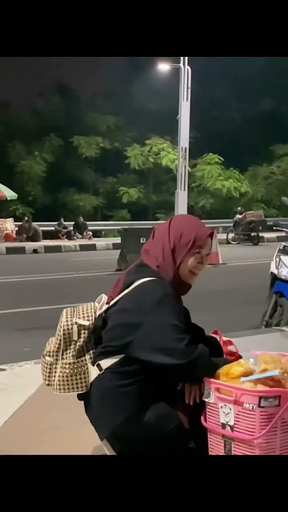 Viral, Penjual Keripik Cantik // Purwokerto #viral  #shorts #trending