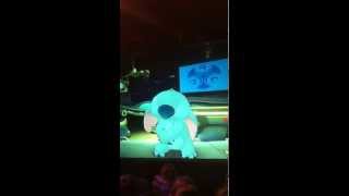Stitch Live à Disney Land Paris : Stitch qui joue la comédie lol(Sacré Stitch Ps :désolé pour la video c'est pris par mon Ipod touch., 2013-01-14T12:33:27.000Z)