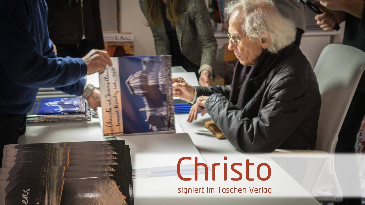 Klb Quickly Christo Signiert The Floating Piers Im Berliner Taschen Store Youtube