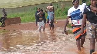 Waruziko Amazi Yuzuye Mumuhanda