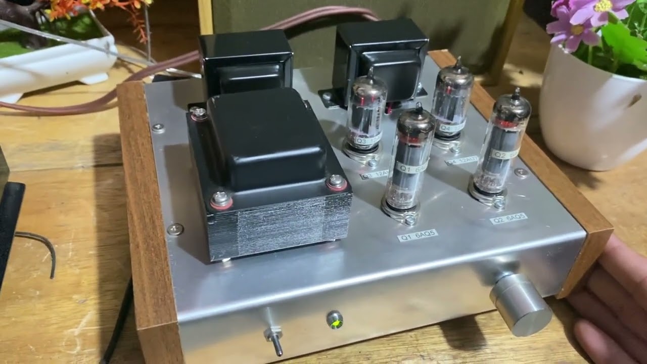 Amply đèn 6aq5 se . Rất độc đáo . Giá bán 11triệu 5 . LH : 0835 556 567 hoạc zalo . Em tên nhã ạ