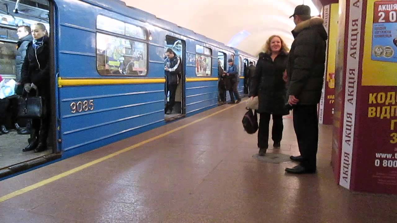 Нарушение правил метрополитена. Киевское метро видео. Видео в метро Киева. Киевский метрополитен.