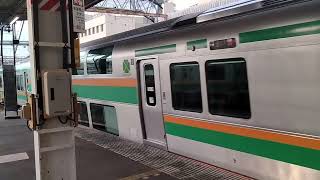 E231系1000番台U585編成＋E233系3000番台225編成が普通上野行として大宮駅3番線に入線到着するシーン(540M)