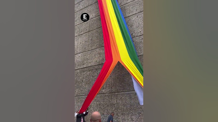 Líder sindical rompe bandera del orgullo gay en la sede del Infonavit