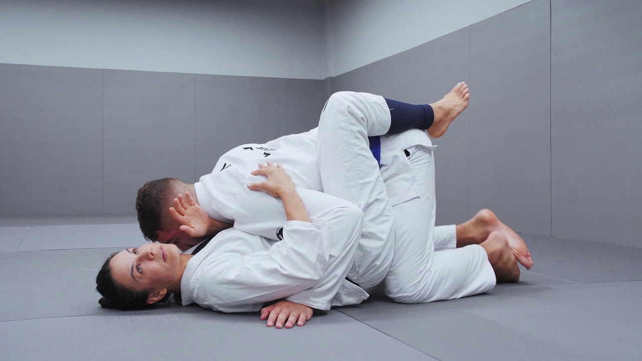 Kyra Gracie e Rayron ensinam os detalhes do Omoplata.