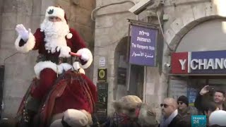 À Jérusalem, le Père Noël fait une entrée remarquée à dos de chameau