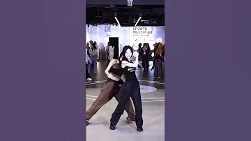 الرقص في شوارع كوريا على اغنيه جيني SPOT Kpop 