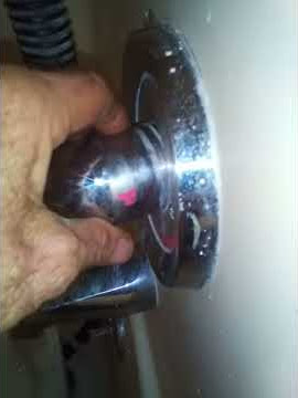 Dewey Tranny from 404 in my BATHTUB ??  WHAT THE FUCK!