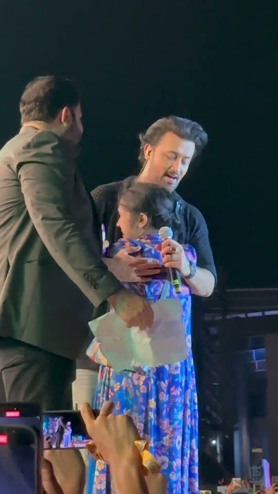 Atif Aslam with a lucky fan at Dhaka | #reels#atifaslam #bangladesh#kunfayakun #aadat #live #concert