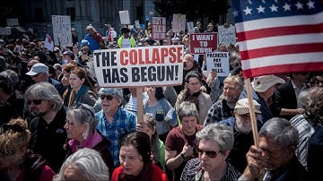 America’s Job Market Meltdown: Why the Middle Class Is Disappearing in 2025