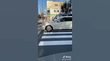 Xe đang chạy thì hết xăng😂