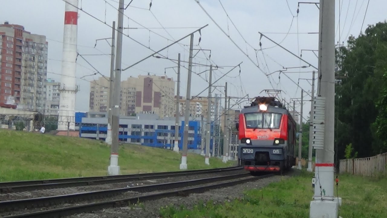 Поезд таврия омск. Электровоз. Поезд эп20. Двухэтажный поезд электричка. Эп20 с грузовым поездом.