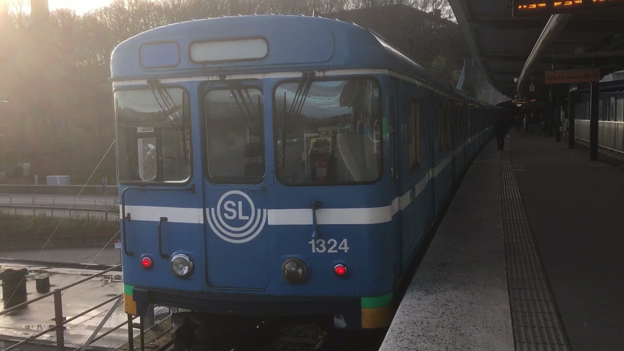C14 Tunnelbana vid Ropsten & Aspudden på Röda linjen på en söndag.