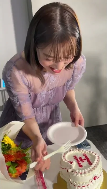 美味しそうにケーキを食べるかやちゃん Mp3