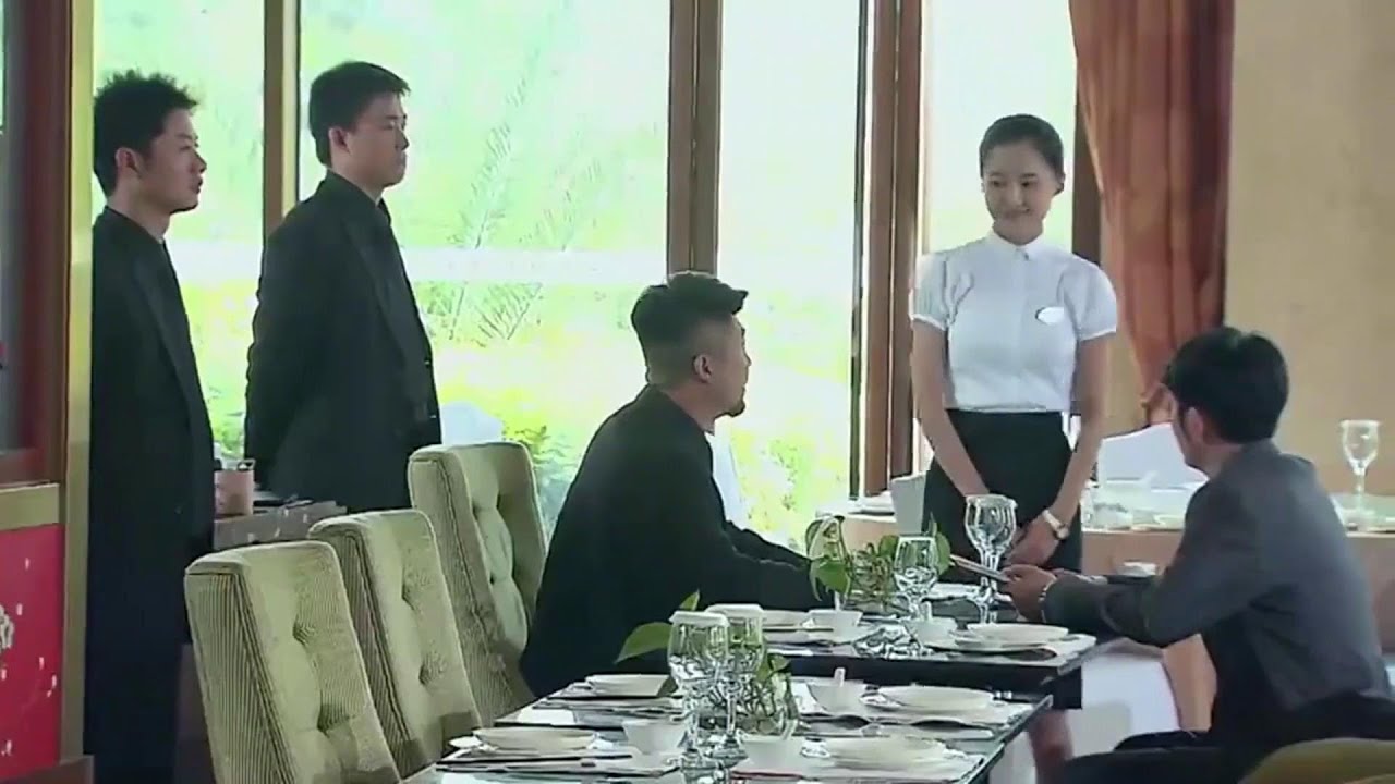 黑社會去飯店找茬，不料女服務員是黑老大女兒，秒慫了！