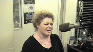 Maura O'Connell - Hay Una Mujer Desapercida (LIVE on Music Business Radio) chords