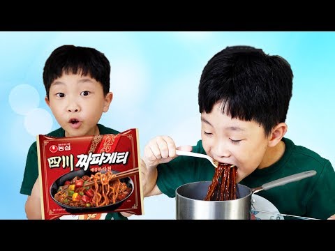 예준이의 매운 짜파게티 요리놀이 짜장 라면과 아이스크림 놀이 Black Noodles Pretend Play