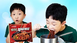 예준이의 매운 짜파게티 요리놀이 짜장 라면과 아이스크림 놀이 Black Noodles Cooking Play