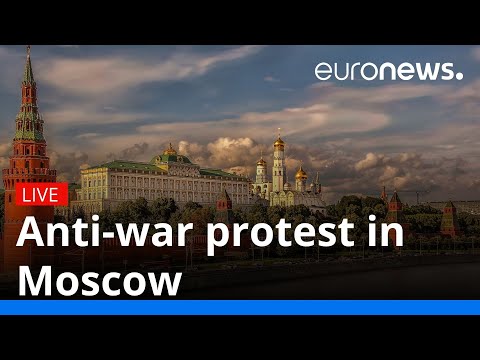 Anti-war protesters demonstrate in Moscow