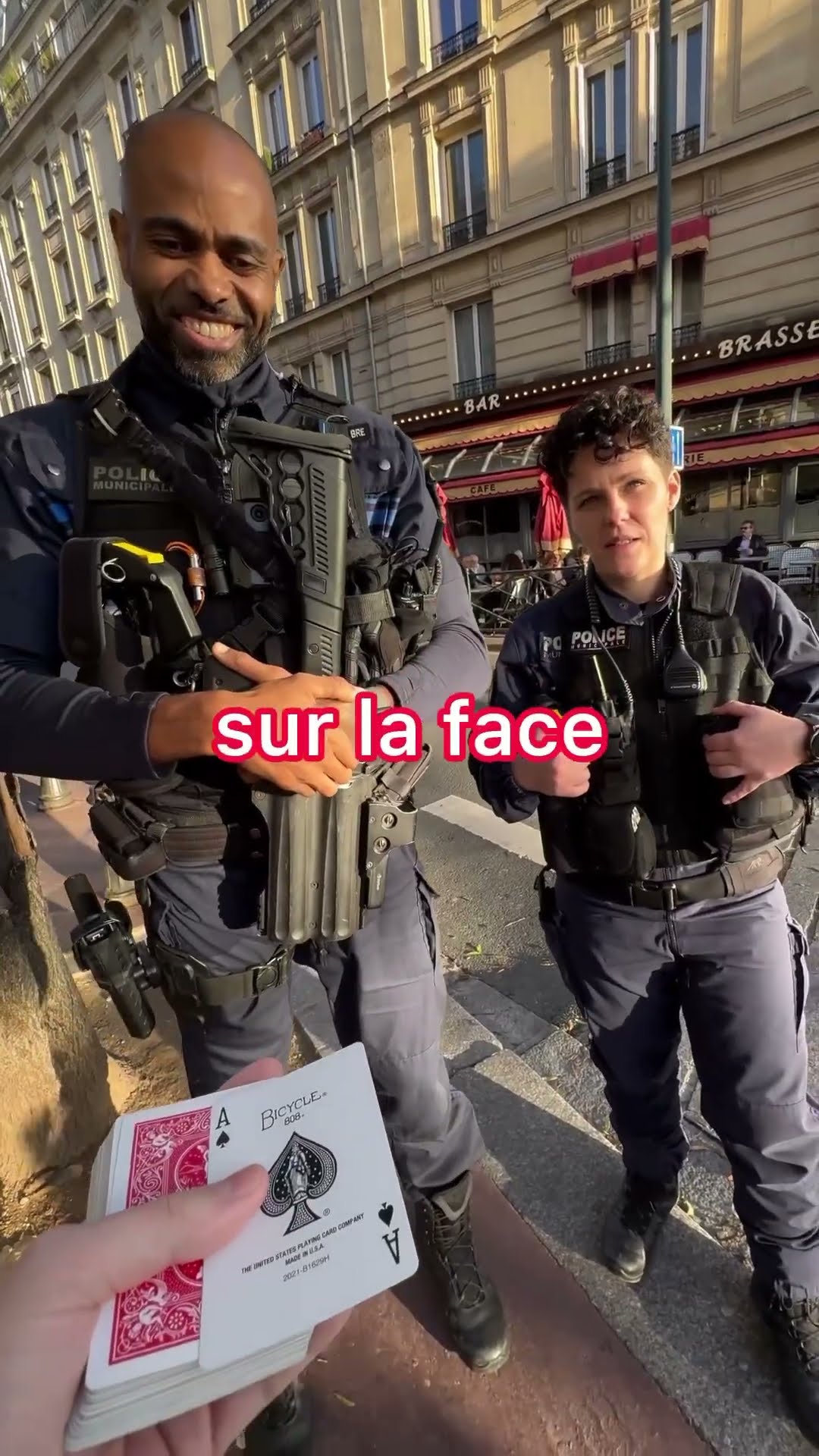 Tour de magie à un policier !??