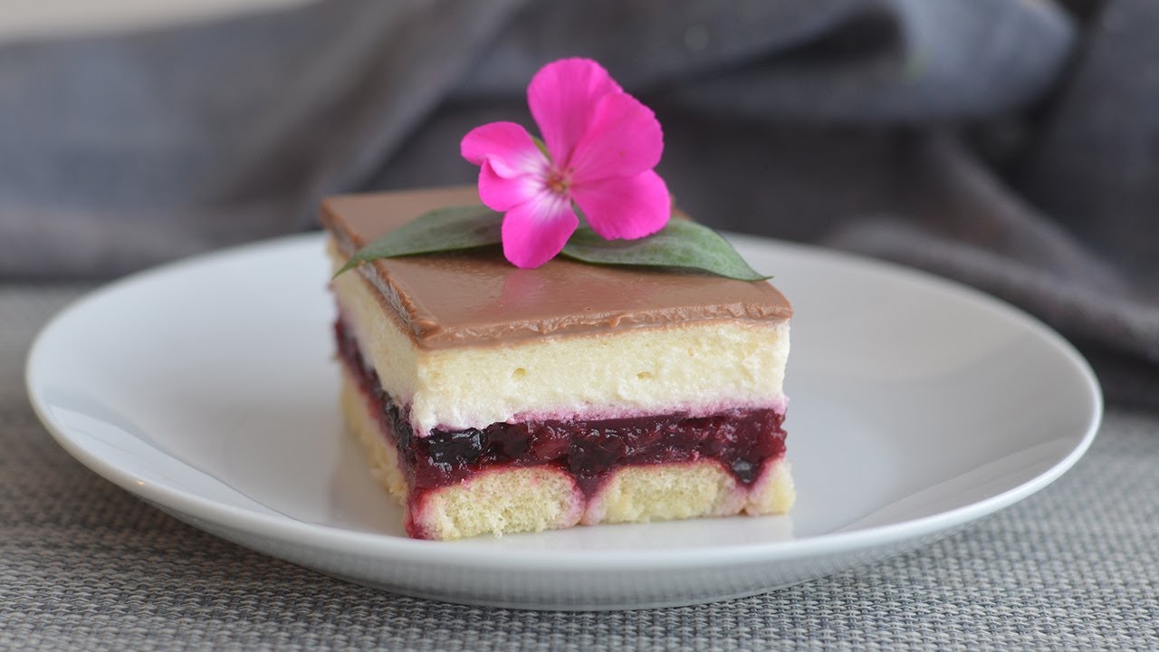 Торт неописуемо вкусный, тает во рту. Мои сразу съедают половину сковороды.