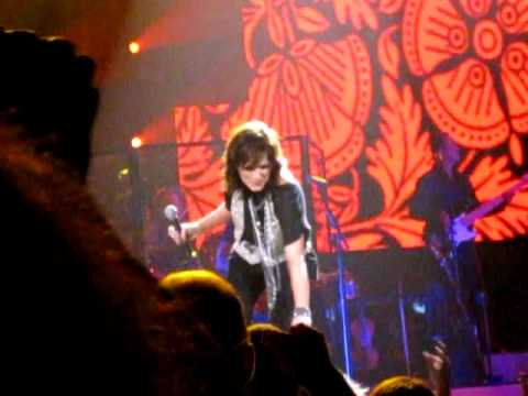 Martina McBride - Lean On Me - Milwaukee 11-22-2009