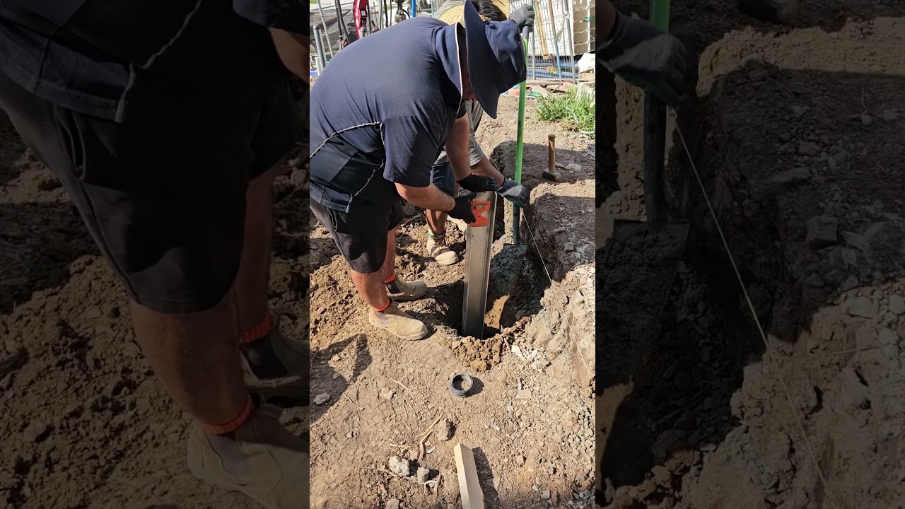 Строительство подпорной стенки из бетонных шпал, установка стальных столбов 