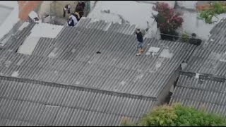 De nada sirvió volarse por los techos: Policía lo aprehendió