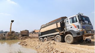 ឡានប៉ែនដឹកដីជាប់ផុង Dump Truck stuck - Hyundai Dump Truck 24Ton