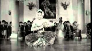 Movie: maalathi maadhava (1971) song: brundavanadolu aaduvanaare
singer: s janaki music: t g lingappa lyrics: purandaradasa starring: b
r panthulu, m v rajam...