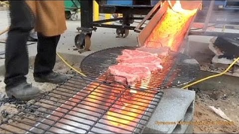 Een biefstuk grillen boven gesmolten lava