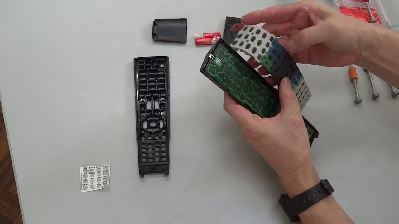 Sharp Aquos リモコンを分解して清掃 ブリの照り焼きから救出しました シャープ アクオス How To 分解 組み立て 内部 基板 スイッチ 掃除 テレビリモコン Youtube