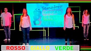 Amici, ecco la coreografia della canzone semaforo ROSSO GIALLO VERD...