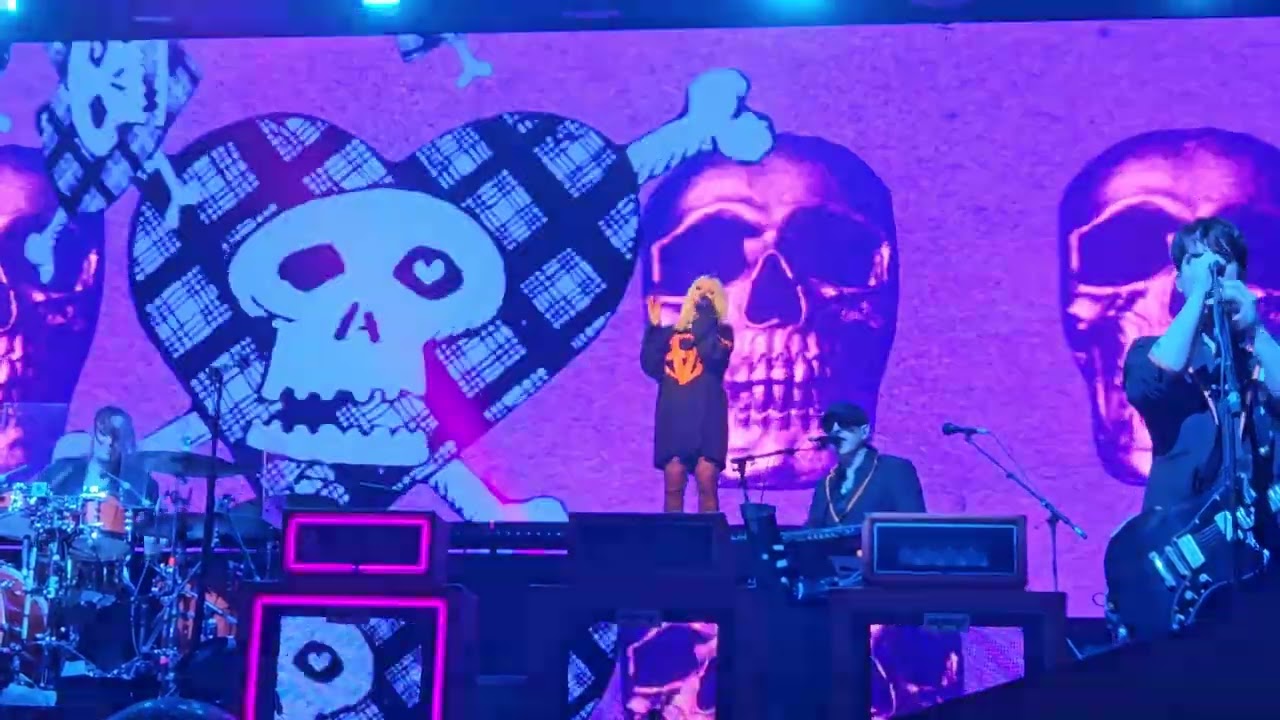 Avril Lavigne - girlfriend Köln 03.05.23 (front row)