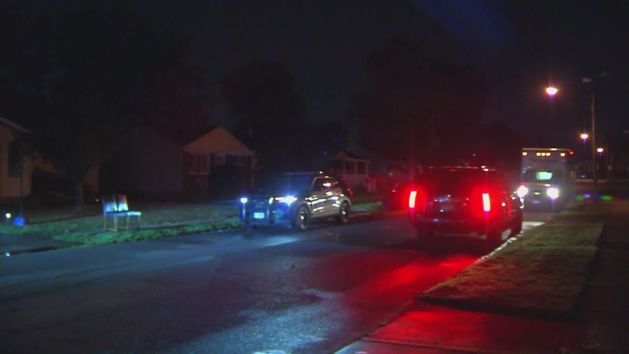 Garage fire spreads to another building in Cheektowaga - YouTube