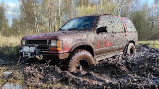 Ford Explorer and Mitsubishi Pajero  4x4 off-road at mudd