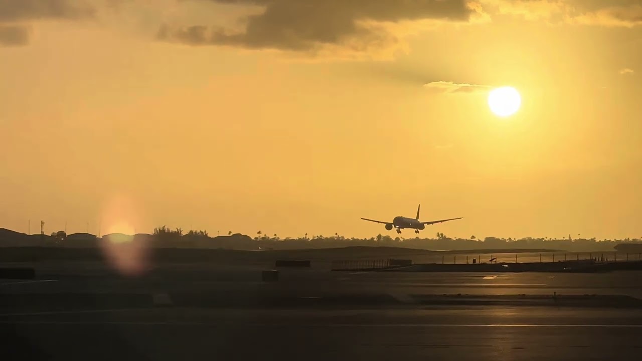 United Airlines 777 Landing at HNL AIRPORT HAWAII SUNSET flight..