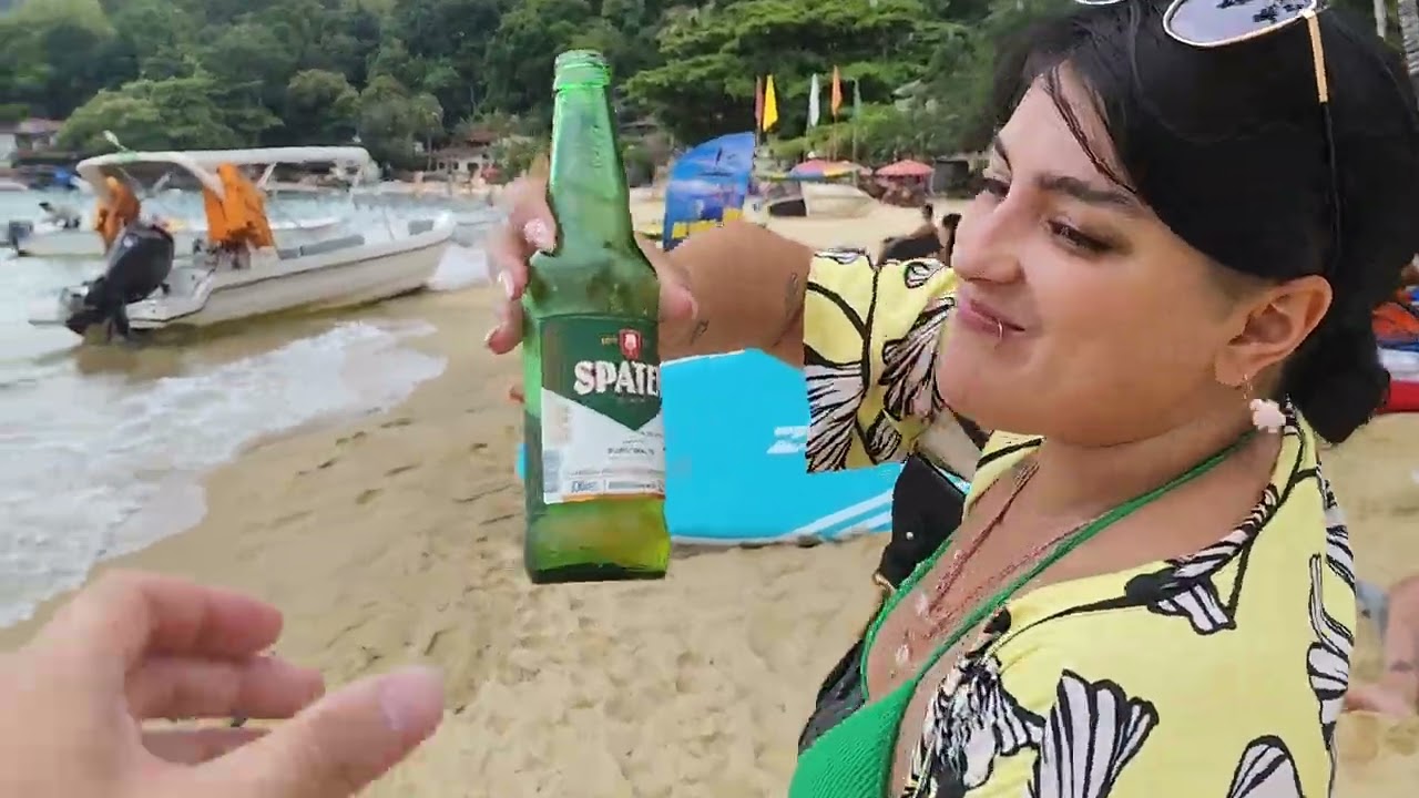 Caminando por la playa de Abbrao en Ilha Grande y descubriendo aromas interesantes. 