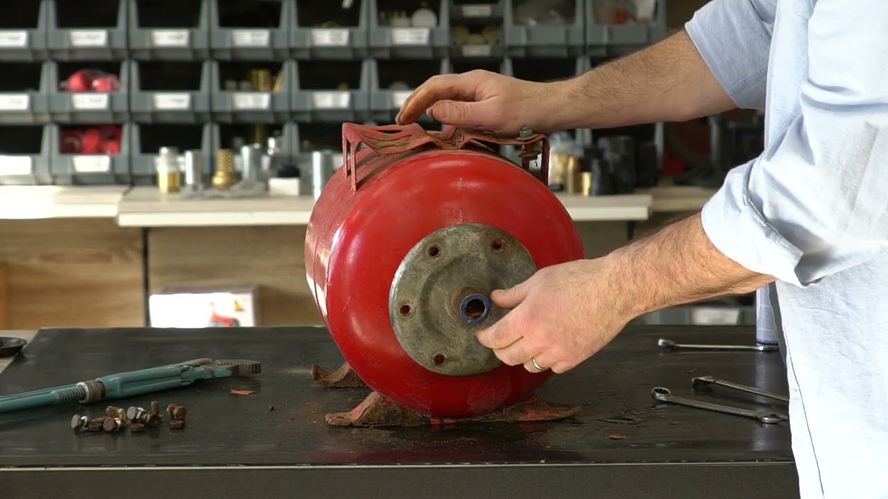 Házivízmű tartály szervizelése