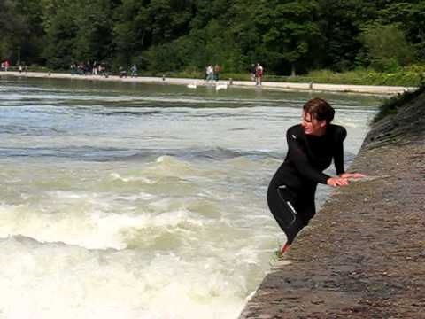 Stadt vs. Surfer: Probleme mit Münchens berühmter Surfwelle  | Abendschau | BR24