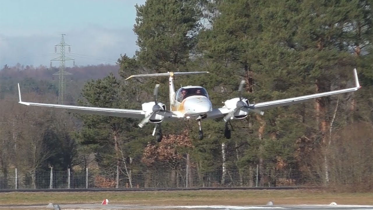DA42NG landing, takeoff and low pass at Airfield Punitz | Silvester Fly-In 2017
