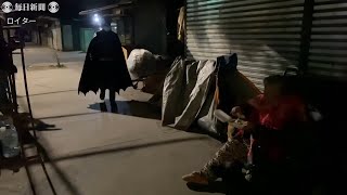 チリの首都にバットマン登場、ホームレスに食品配る