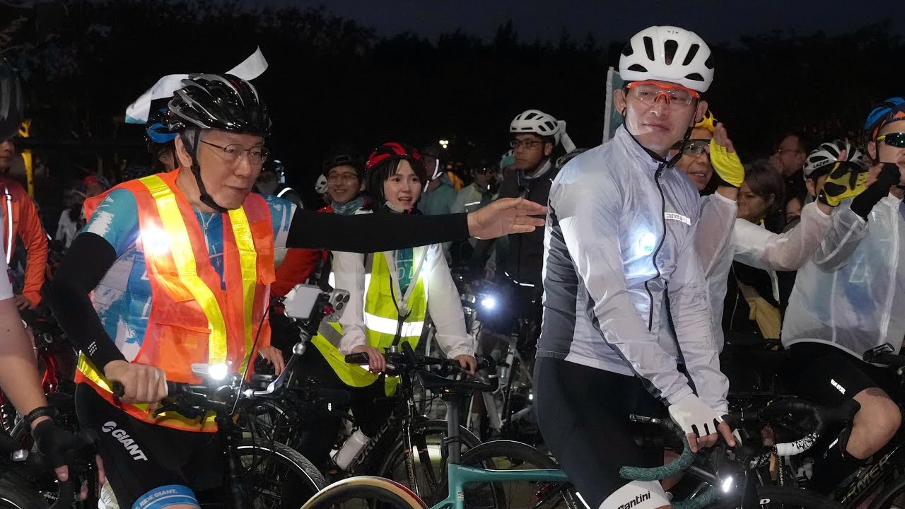 黃國昌與柯文哲騎行一日北高 關渡宮出發