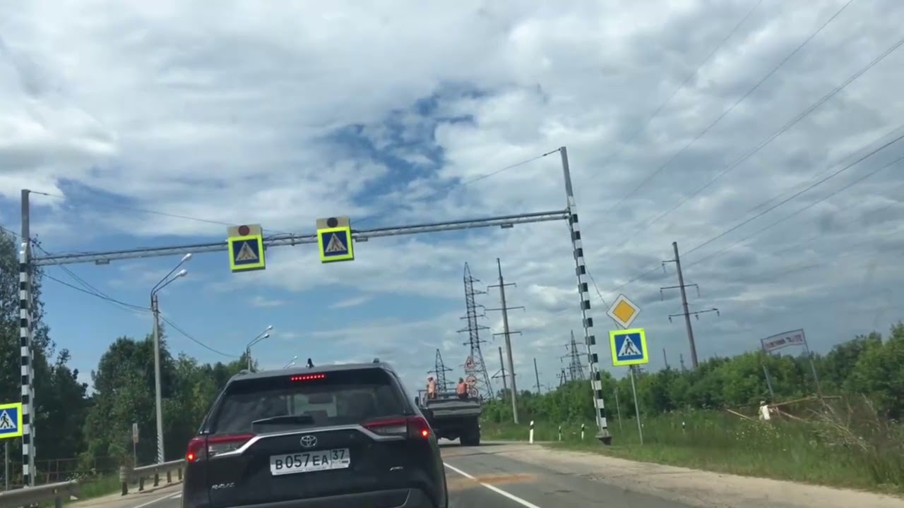 В Волгореченске в июне дороги посыпают песком - YouTube