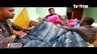 Kisah Mengharukan, Anggota Brimob Selamatkan Nenek dan Anaknya yang Kelaparan Saat Banjir