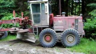 CAT 14G GRADER STARTING AND DRIVING AWAY