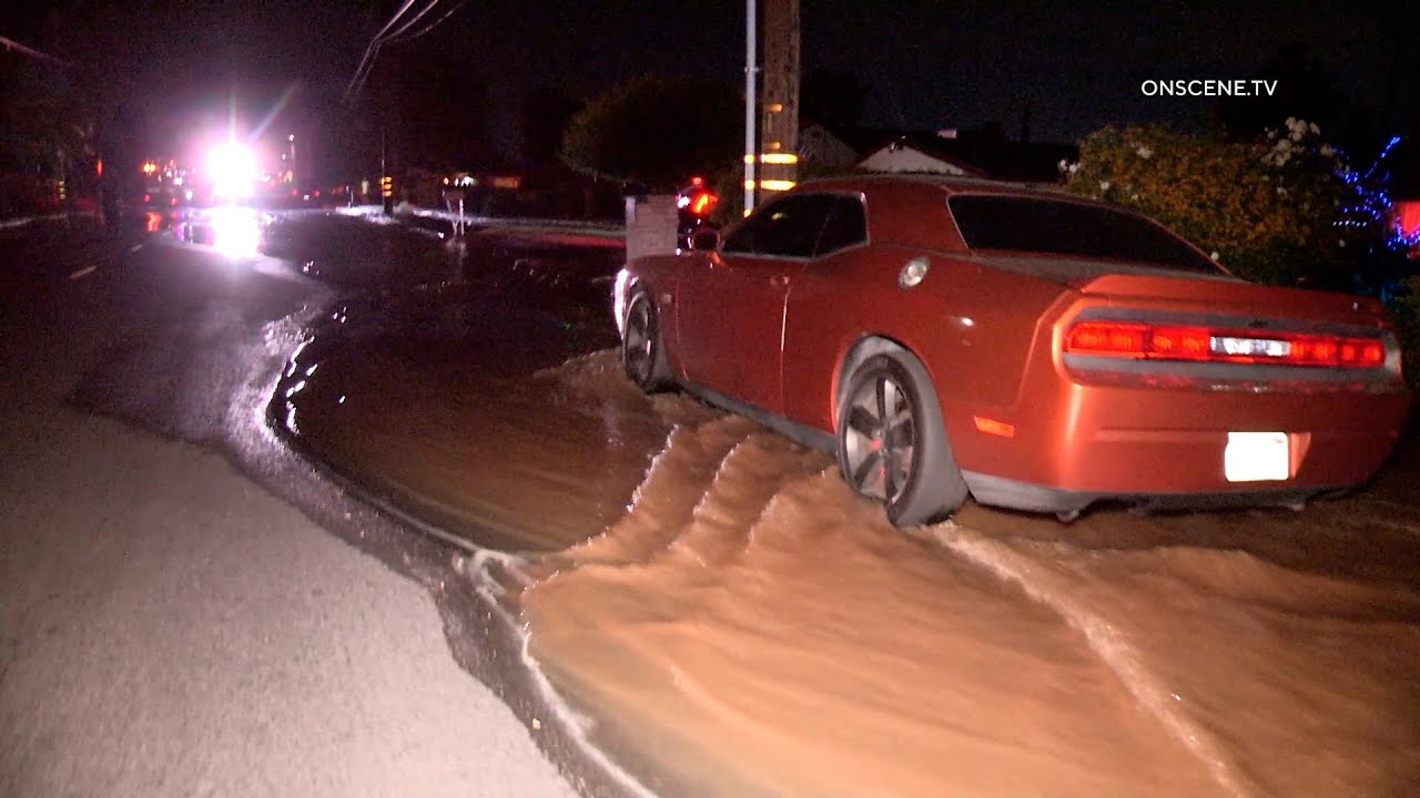 Major Water Main Break Floods Homes - YouTube