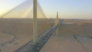 تصوير جوي للجسر المعلق وأجواء مستقرة جميلة في مدينة الرياض 📷🌉